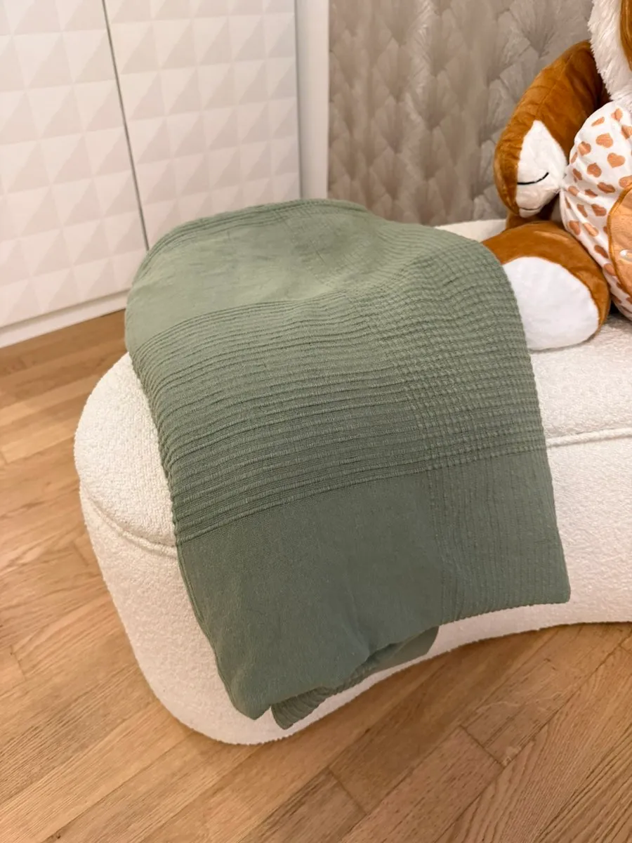 Indira Tagesdecke graugrün, € 17,- (1090 Wien)