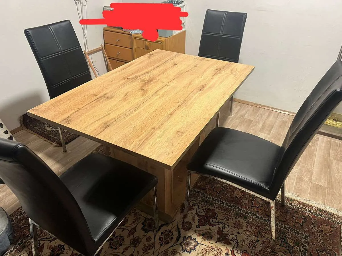 Holz-Esstisch + 4 Stühle zu verschenken, € 80,- (1110 Wien)