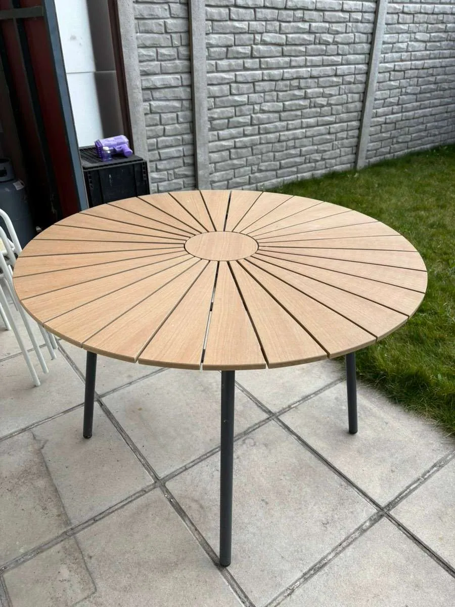 Runder Gartentisch von JYSK, € 100,- (2483 Ebreichsdorf)