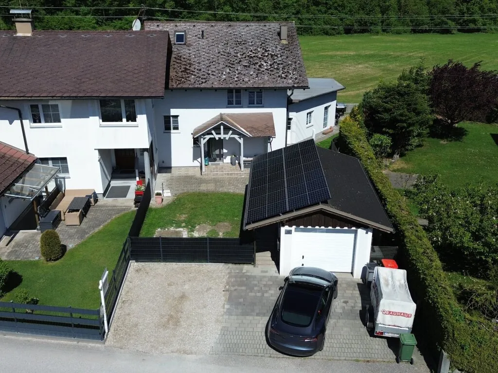 Exklusive Gartenwohnung mit Hauscharakter 175 m² WNFL auf zwei Ebenen, PV-Anlage großzügiger Außenfläche & Garage in Wankham / Regau - Ansicht 2