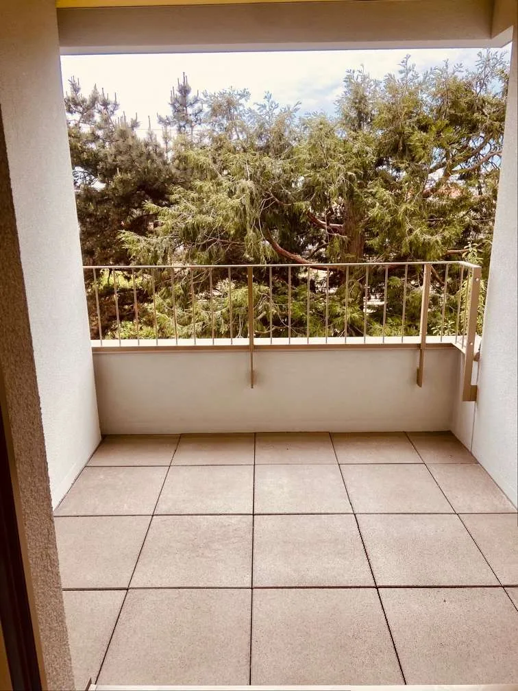(Reserviert) 2-Zimmer-Mietwohnung mit südseitiger Loggia und Weitblick - Top Zustand - Ansicht 2