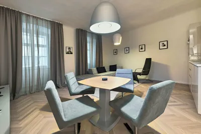 Modernes Wohnen in historischer Biedermeierliegenschaft! Voll möbliertes City-Apartment nächst Kärntner Straße! – Bild 3