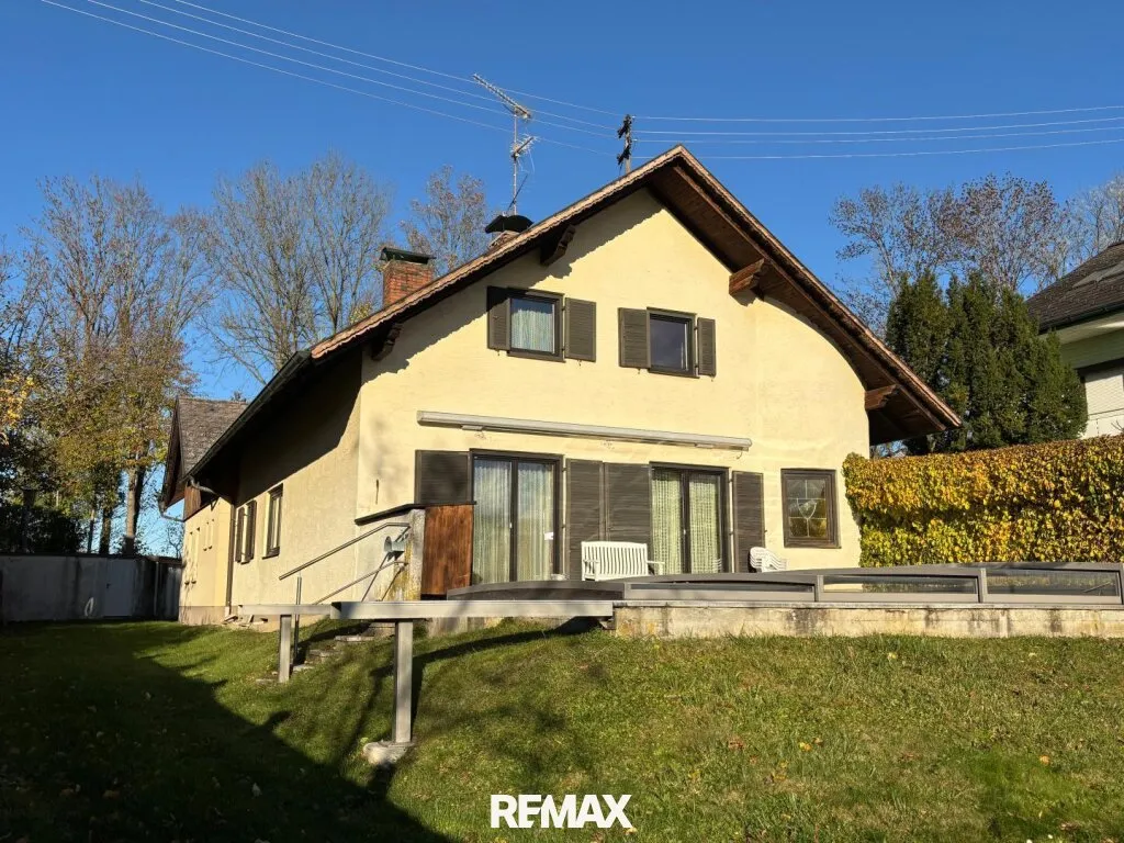 Großzügiges Ein- oder Zweifamilienhaus mit Pool in attraktiver, zentraler Lage – pohled 3