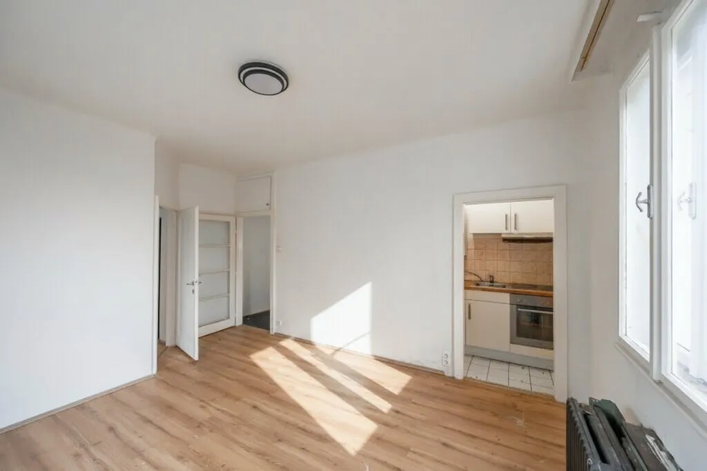 ++NEU++ Bright 1.5-Room Apartment with Separate Kitchen and Balcony in Need of Modernization - Ansicht 3