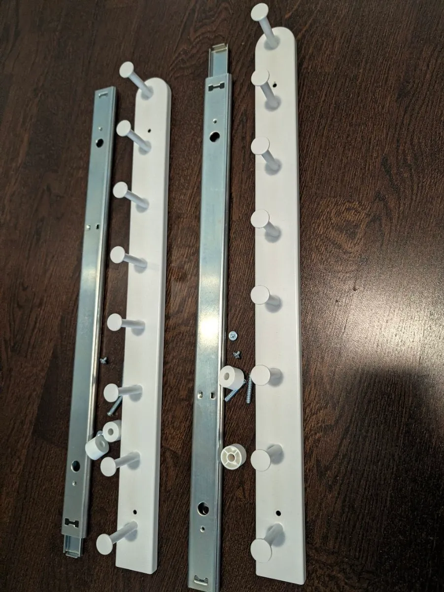 2x IKEA KOMPLEMENT Hakenleiste ausziehbar für PAX | 8 Haken weiß, € 15,- (5071 Siezenheim)