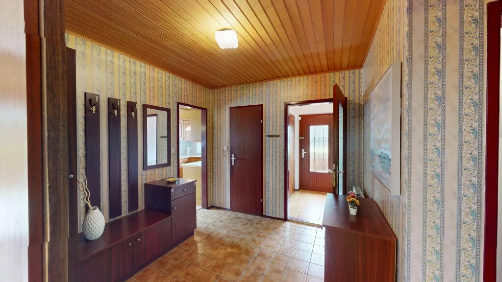Charmantes Einfamilienhaus mit Garten und Garage in Wien-Eßling - mit Modernisierungspotenzial - Widok 3