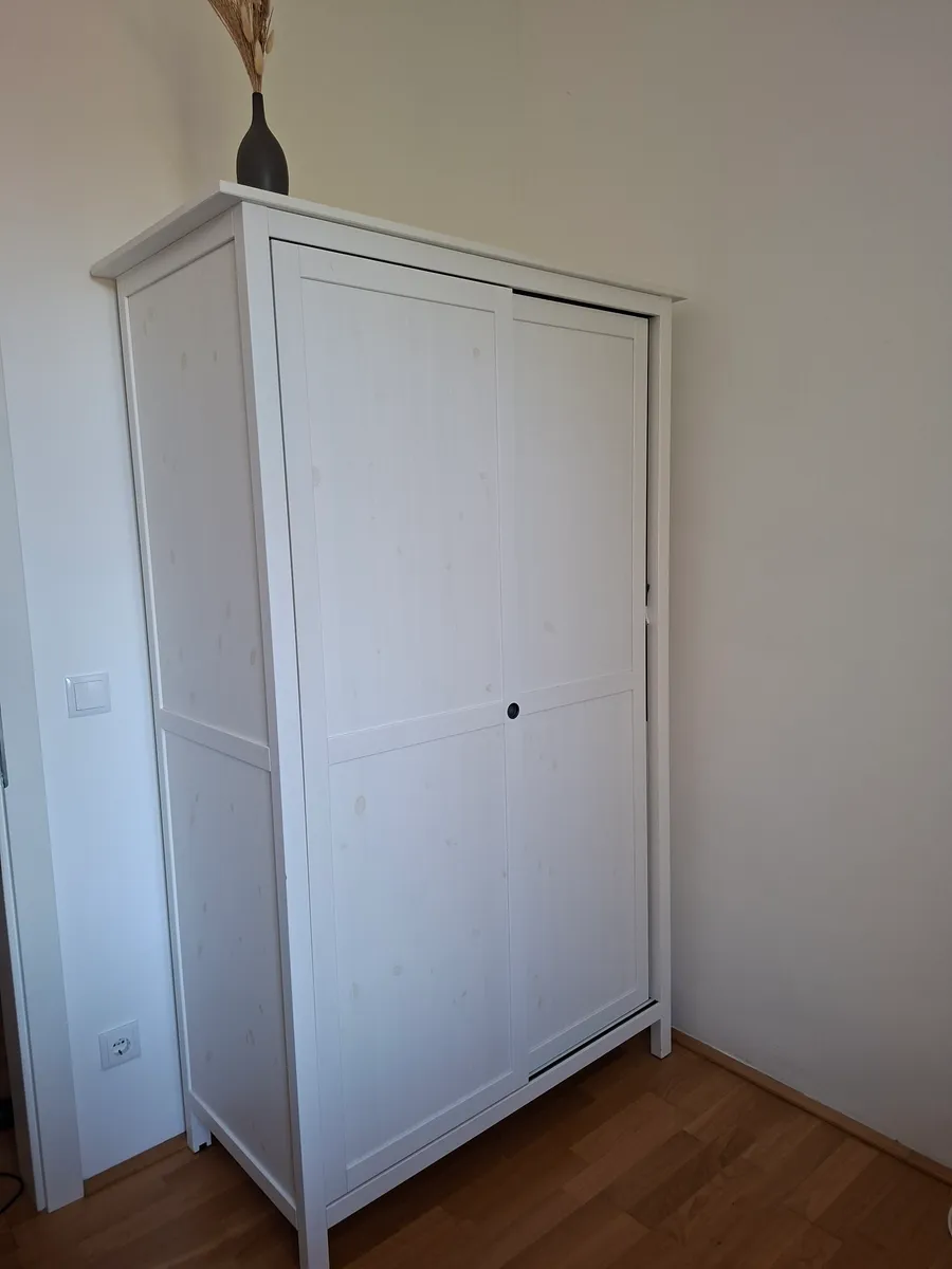 IKEA HEMNES Kleiderschrank weiß - 2 Schiebetüren, € 90,- (8280 Fürstenfeld)