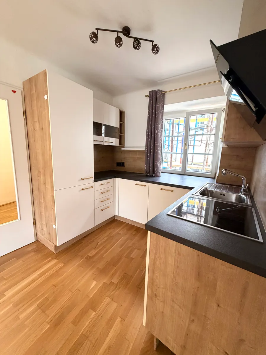 Helle 3-Zimmer-Altbauwohnung im Herzen von Freistadt mit Parkblick – pohled 2