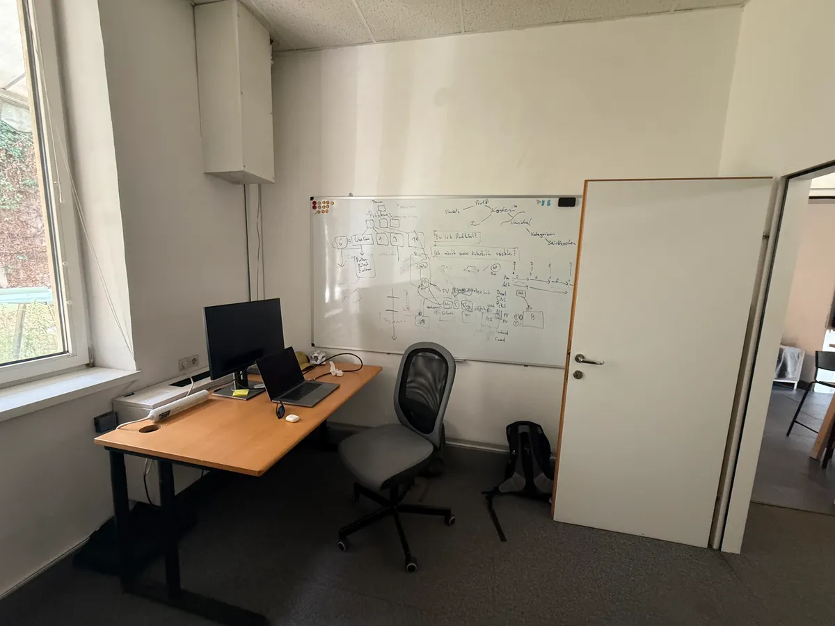 Helles 12-m²-Büro zur Untermiete (Mo-Do) - Klima & Meetingraum - Ansicht 2