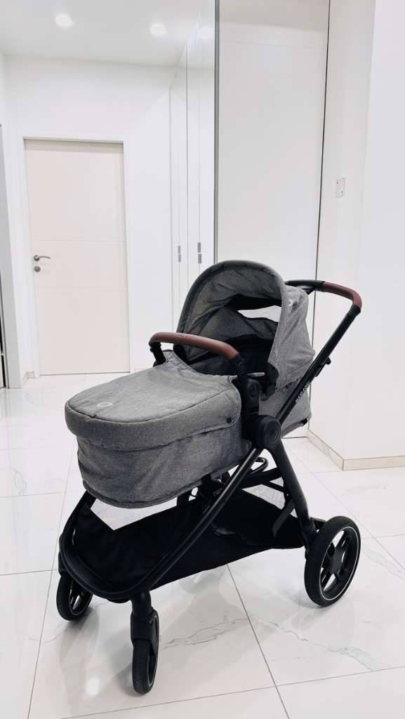 Maxi-Cosi Zelia S Trio 3-in-1 Komplett-Set mit ISOFIX-Basis fr Kindersitze  360 drehbar, 0-4 Jahre, bis 22 kg, faltbar, kompakt, verstellbarer  Kinderwagen, mit CabrioFix S i-Size Babyschale, Zubehr, Wickeltasche,  Grau,  350,- (1230