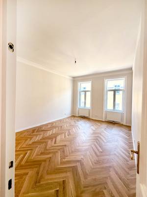 hochwertig sanierte Wohnung in stilvollem Altbau