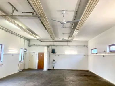3-Zimmer-Gewerbeimmobilie mieten in Wiener Neustadt Land – 2 400 m², € 3.470 – Bild 9 von 31