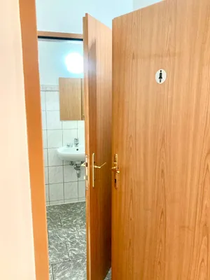 3-Zimmer-Gewerbeimmobilie mieten in Wiener Neustadt Land – 2 400 m², € 3.470 – Bild 21 von 31