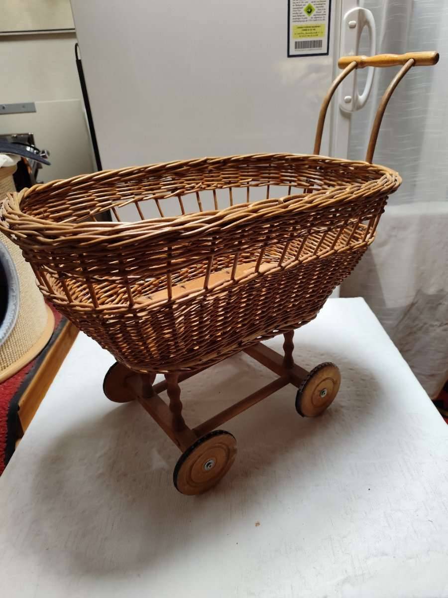 Puppenwagen ca. 70 Jahre alt gut erhalten Korbgeflecht,  25,- (5164  Seeham) - willhaben