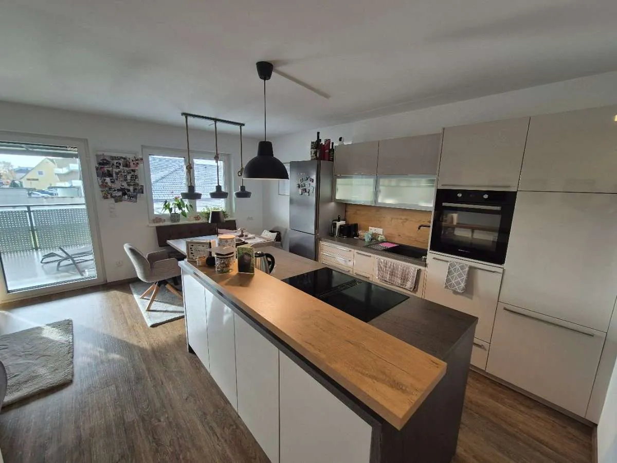 Exklusive 3-Zimmer-Wohnung mit 21 m² Süd-Balkon, hochwertiger DAN-Küche & Carport – pohled 2