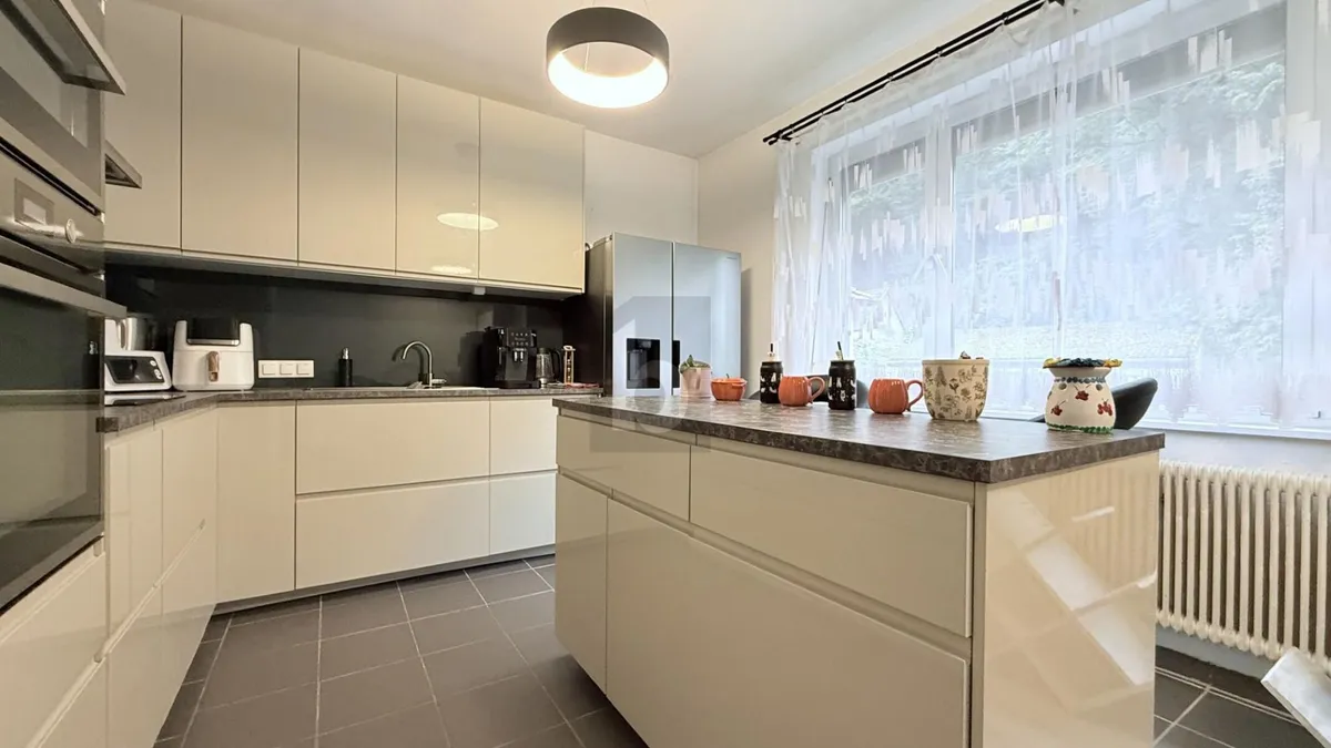 RUHELAGE MIT SANIERTEM WOHNRAUM, VOLLKELLER & 1.206 QM WALD - Widok 2