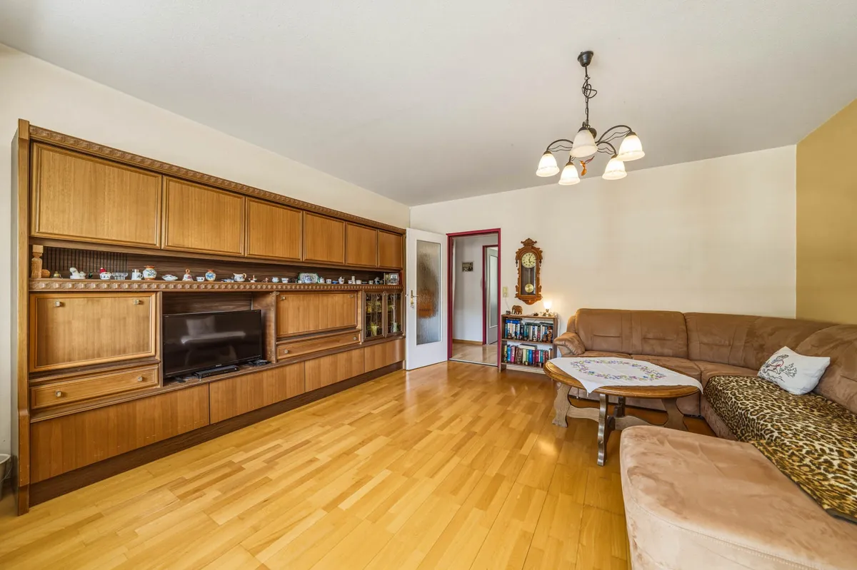 Ihr neues Zuhause in Völs! Gut geschnittene drei Zimmer Wohnung mit sonniger Loggia & KFZ-Stellplatz - Ansicht 3