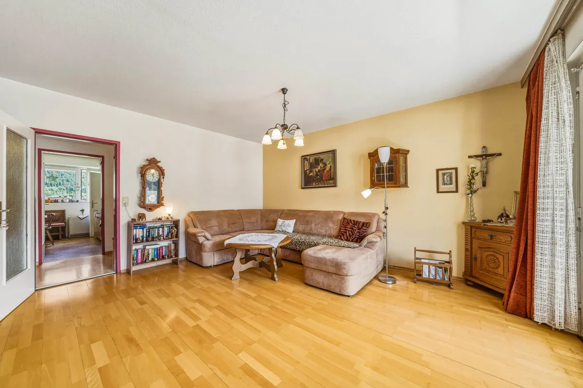 Ihr neues Zuhause in Völs! Gut geschnittene drei Zimmer Wohnung mit sonniger Loggia & KFZ-Stellplatz - Ansicht 2