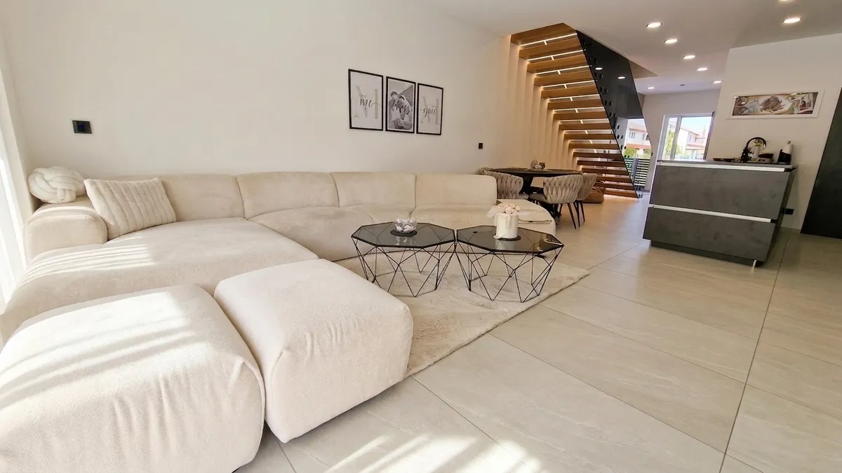 + ALL INKLUSIVE + LUXURIÖSE DHH MIT RANDLAGE INKL. POOL UND EXKLUSIVER EINRICHTUNG ! – pohled 2