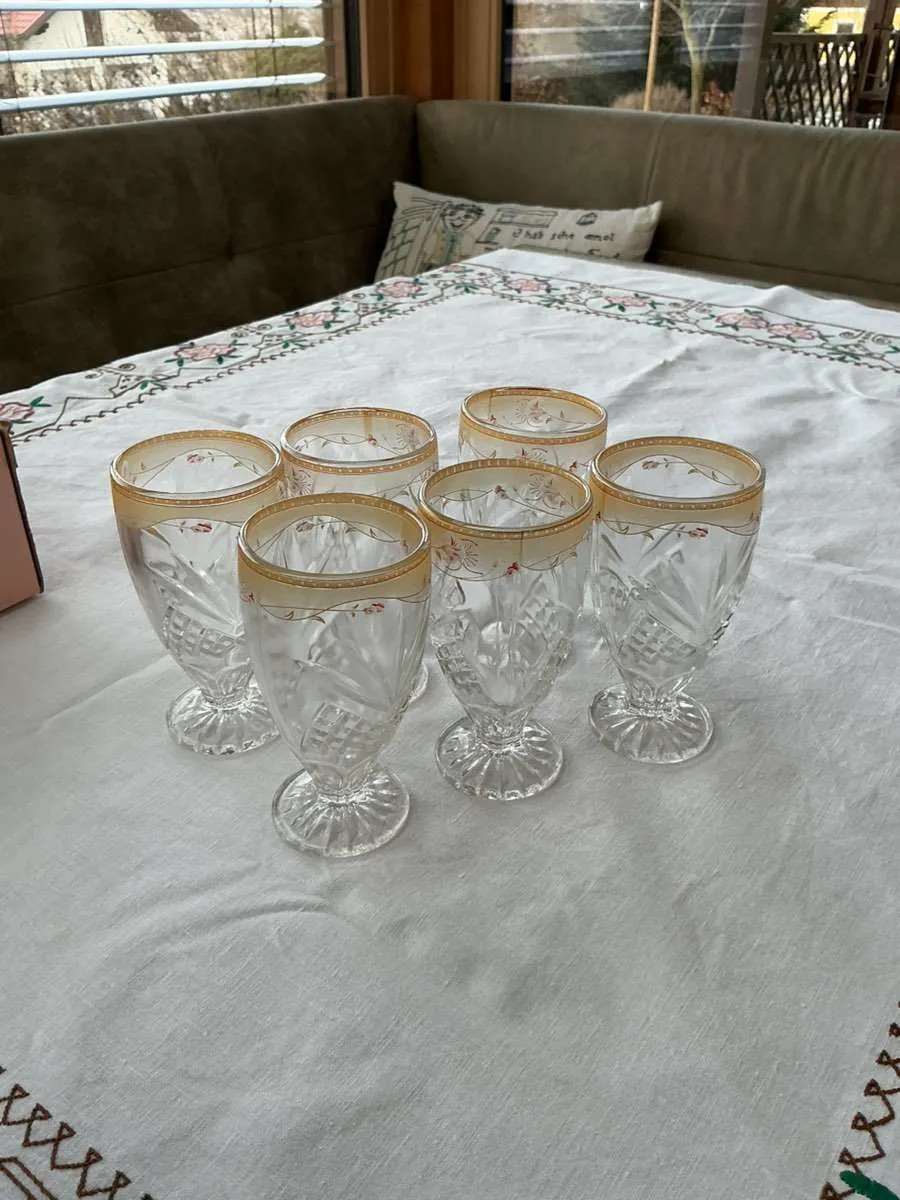 alte Weingläser, € 18,- (5273 Roßbach)