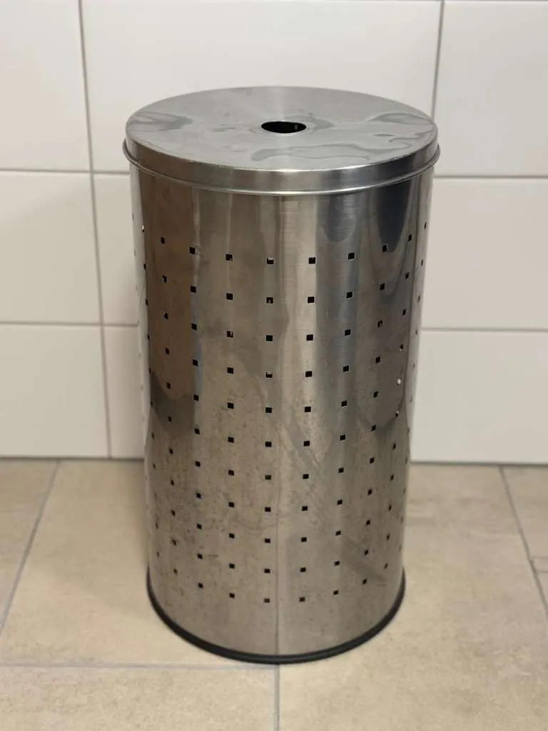 Wohnen / Wäschetonne Wäschekorb klein silber Metall inkl Deckel, € 10,- (8911 Admont)