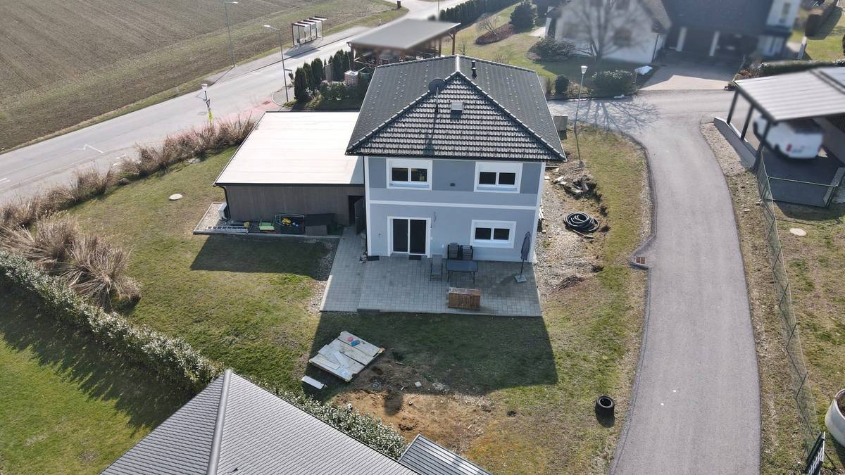 Modernes Niedrigenergiehaus in ruhiger Siedlungslage von Fürstenfeld. Durchdachte Raumaufteilung, großzügiger Garten und viel Platz! – pohled 3