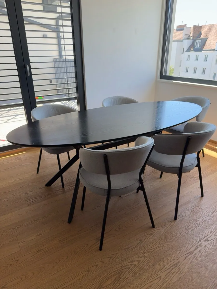 Esstisch + 6 Stühle zu verkaufen