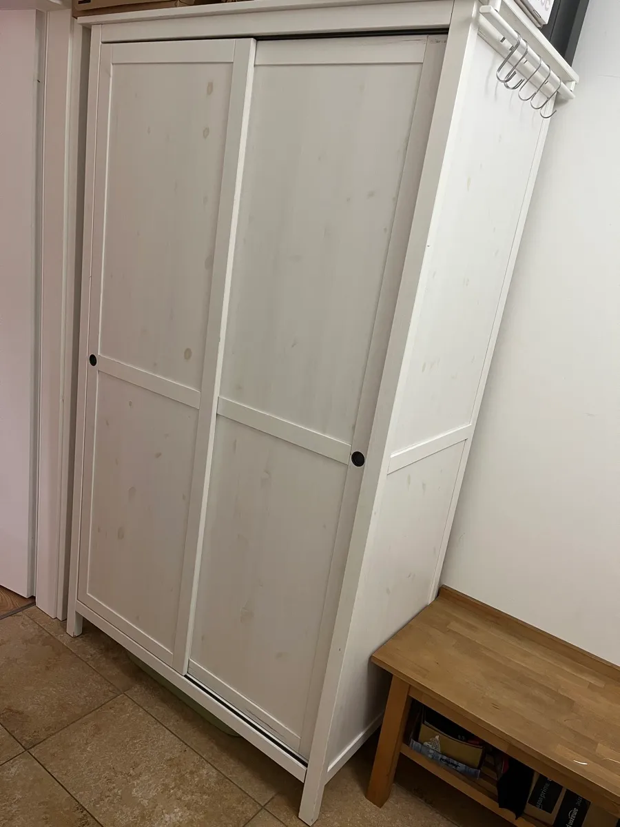 IKEA HEMNES Massivholz Kleiderschrank, € 50,- (2304 Mannsdorf an der Donau)