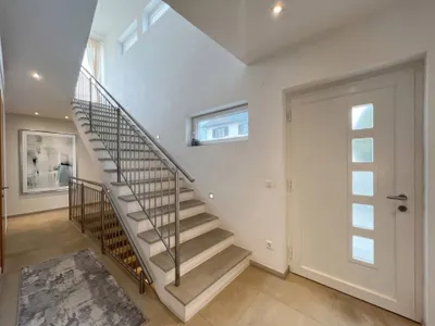 8-Zimmer-Haus kaufen in Neunkirchen – 305,67 m², € 890.000 – Bild 2 von 27
