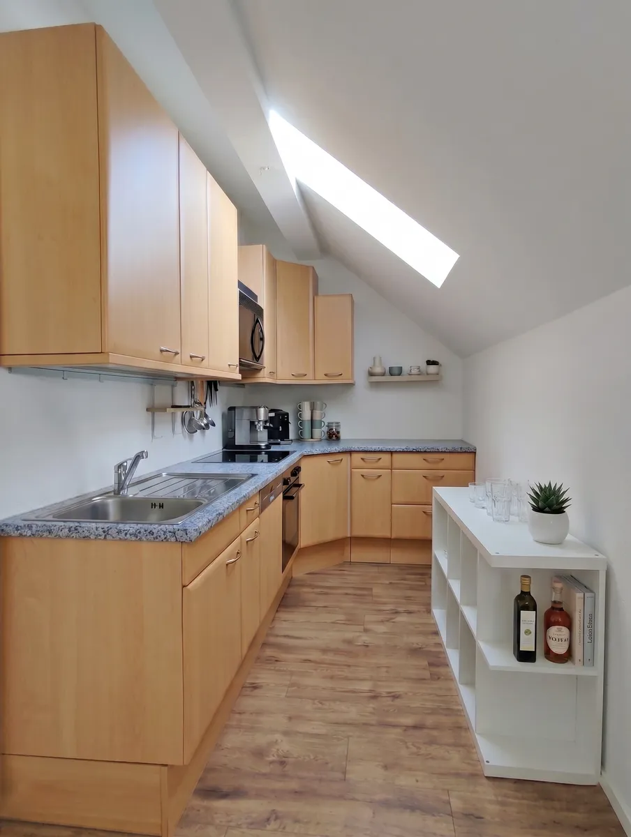 Charmante 2-Zimmer-Dachgeschosswohnung mit Terrasse und Bergblick – pohled 3