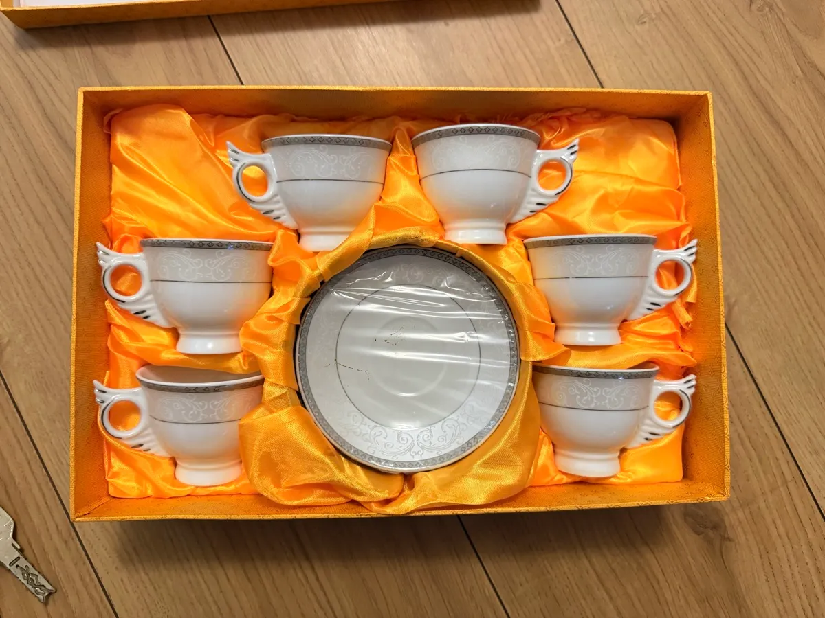 Edles Espresso- / Kaffeeset aus feinem Porzellan (6 Personen) - NEU & OVP, € 25,- (1220 Wien)