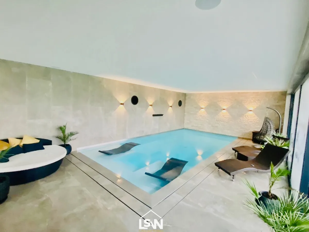 Exklusive Villa auf drei Ebenen mit Indoor-Pool und Weitblick ins Grüne - Ansicht 3