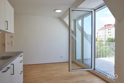 Lichtdurchflutete 3-Zimmer-Dachgeschosswohnung mit Freifläche in U-Bahnnähe | 1120 Wien