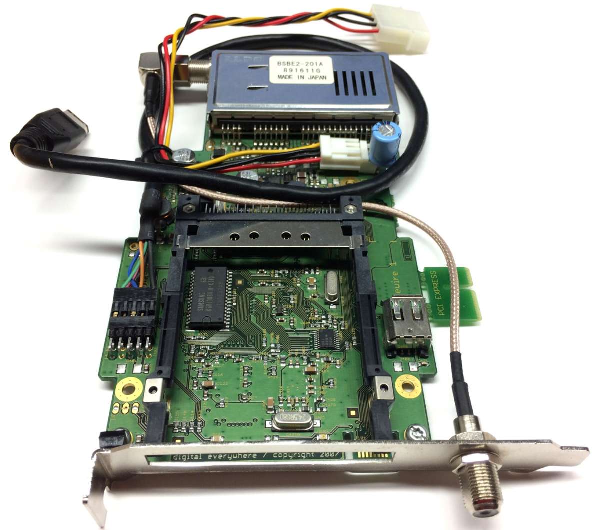 Digital Everywhere FireDTV S2 (Internal) DVB-S2 + Pinnacle FireWire Karte - Profi-Set für Sat-HDTV