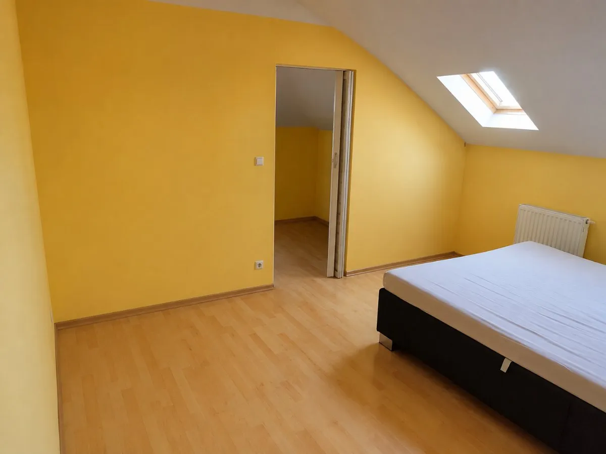 Sonnige Dachgeschoss Wohnung mit Klimaanlage - Ansicht 2