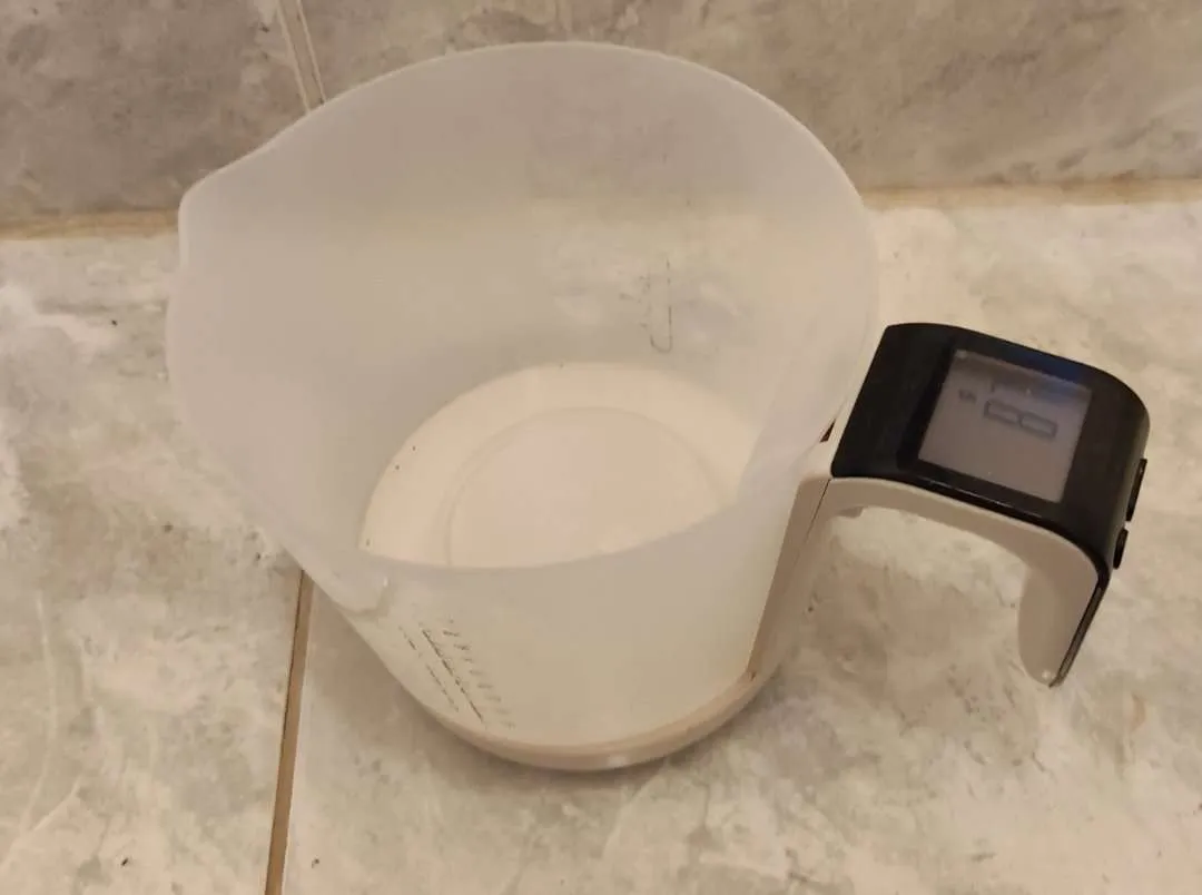 Messbecher Waage, € 3,- (7123 Mönchhof)