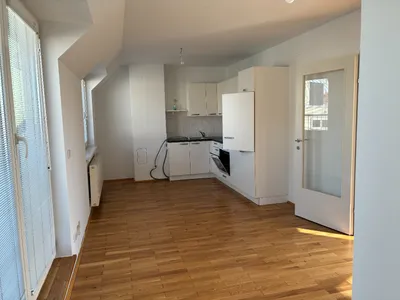 Kompakte Dachgeschosswohnung mit großzügigen Freiflächen – Bild 2
