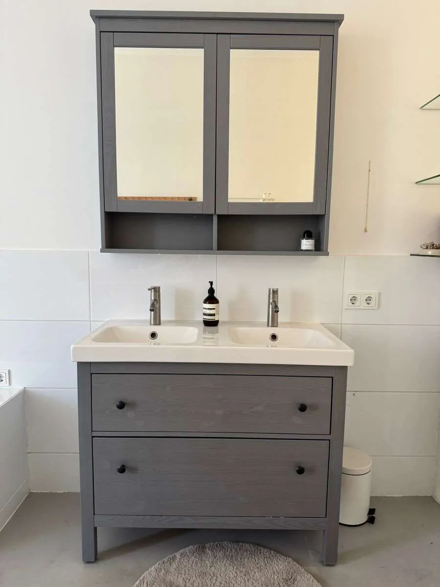 Ikea HEMNES Waschtisch und Spiegelschrank, € 200,- (6380 St. Johann in Tirol)