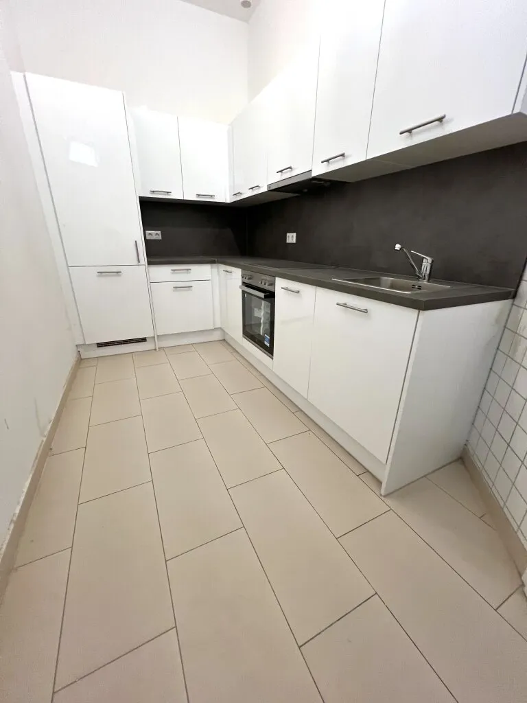 67m² Stadtwohnung mit Einbauküche, modernisiert für 385.000 EUR – pohled 2