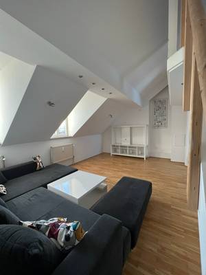 Helles WG Zimmer in einer Dachgeschosswohnung in ruhiger Lage!
