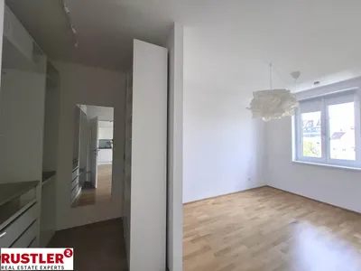 Lichtdurchflutete 2 Zimmerwohnung an der U6 – Bild 2