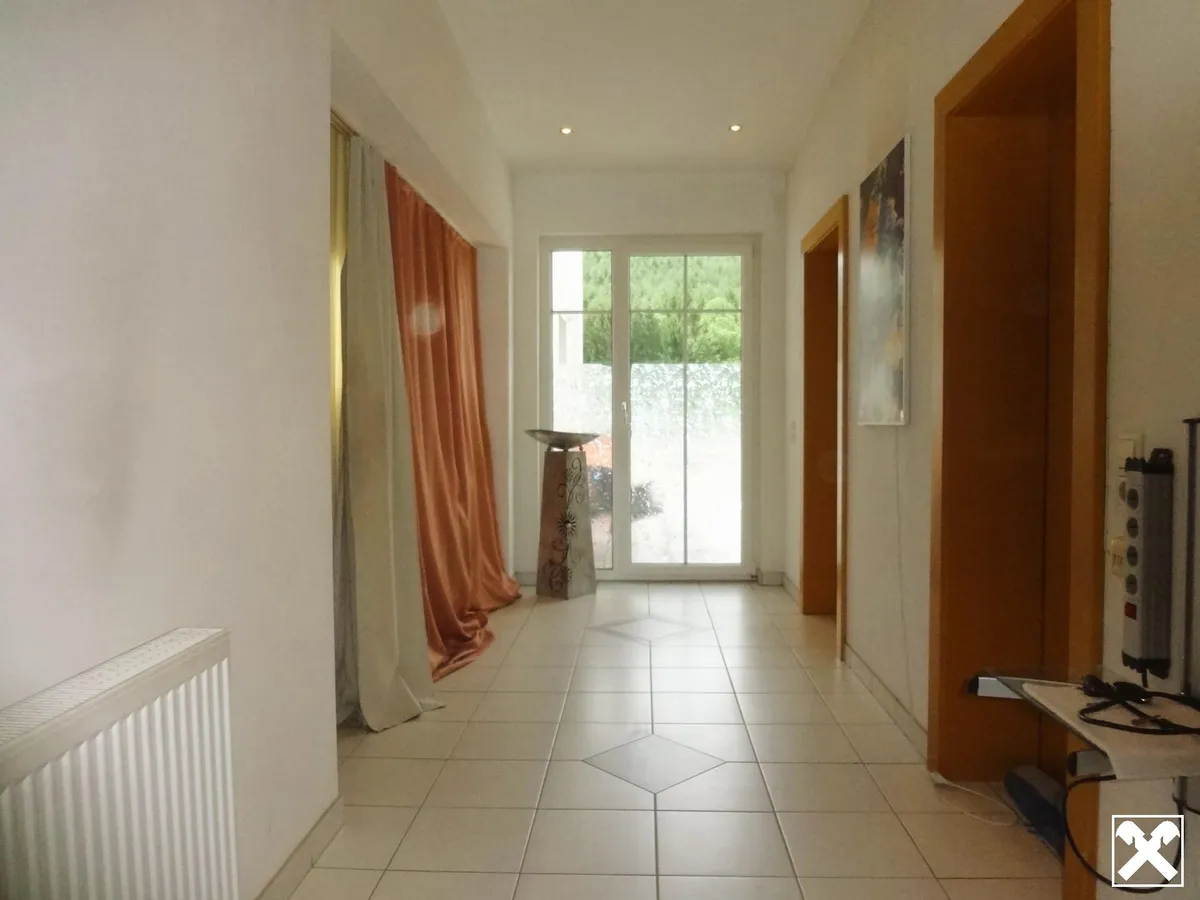 SMARTES, LEISTBARES EINFAMILIENHAUS MIT POOL UND GROSSEM GARTEN! - Ansicht 3