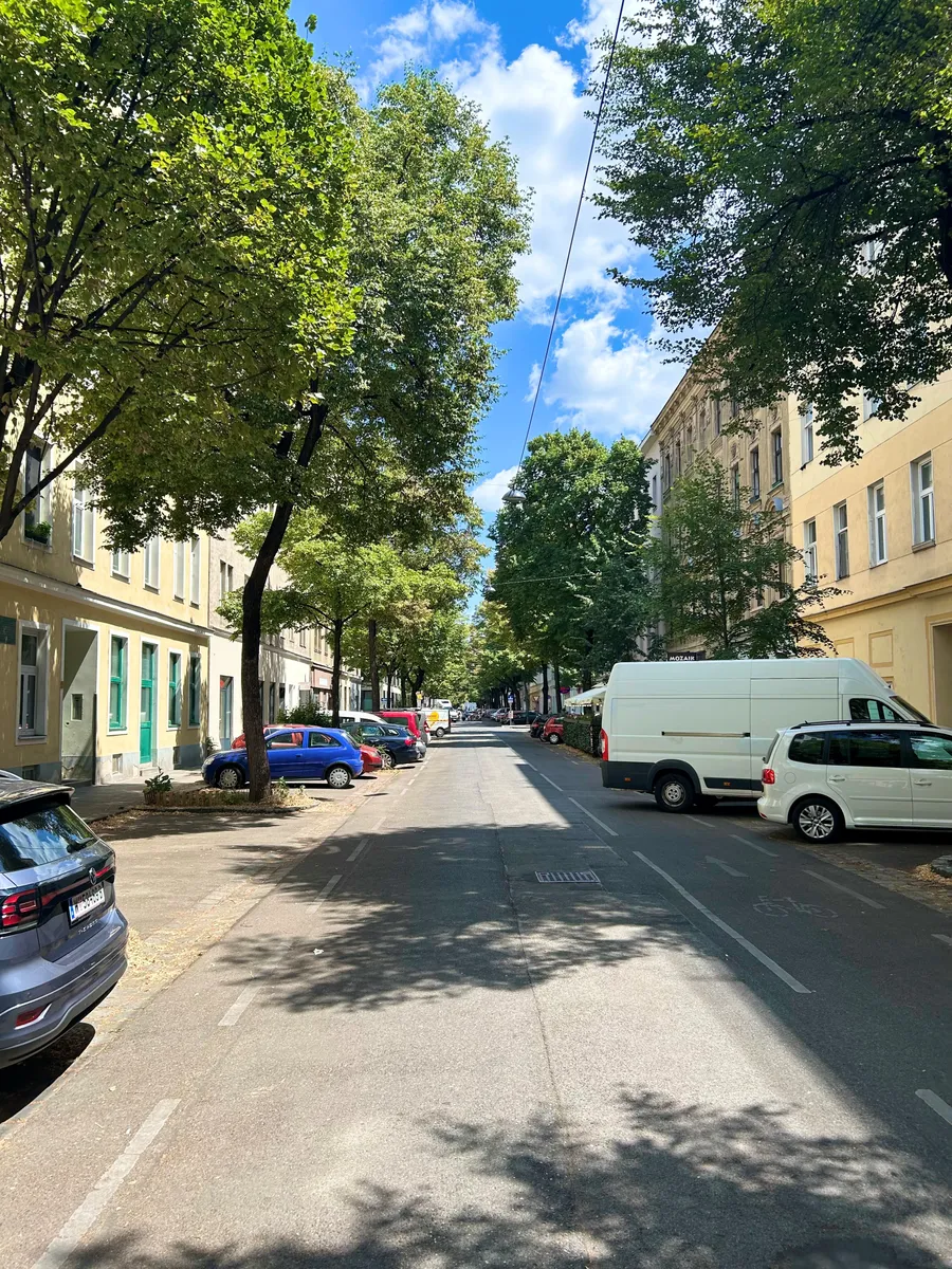 Erstbezug generalsaniert in bester Lage - 2/3 Zimmer Altbau - Ansicht 2