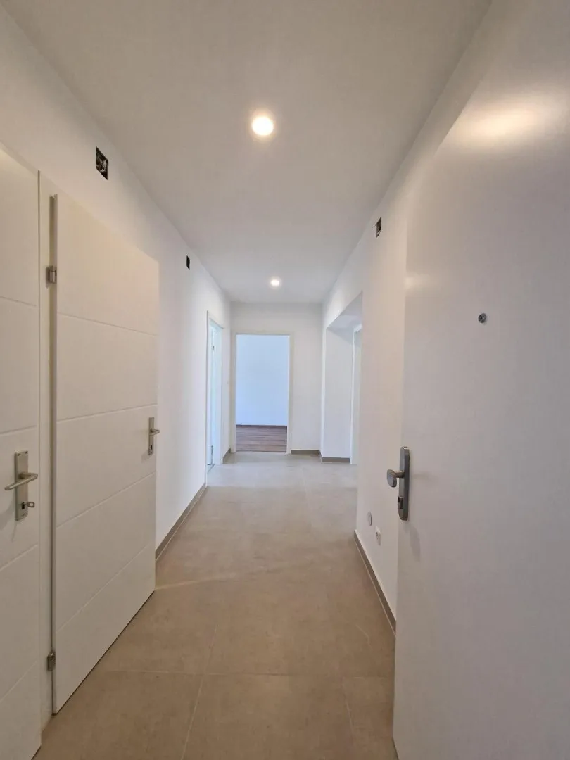 "Erstbezug - Neue Wohnung im 1. Stock - 3-Zimmer - neue Küche mit Essplatz und einem Balkon" - Widok 2