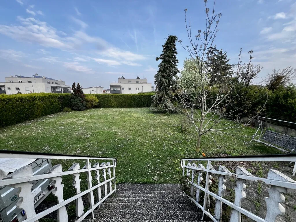 Einfamilienhaus mit großzügigem Dach-Ausbaupotenzial, großem Garten und Garage - Ansicht 3