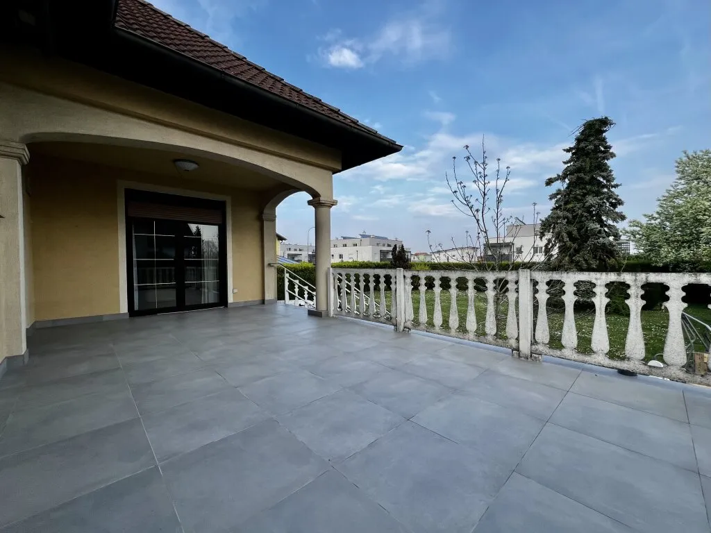 Einfamilienhaus mit großzügigem Dach-Ausbaupotenzial, großem Garten und Garage - Ansicht 2