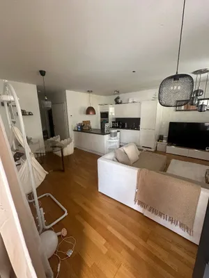 Lichtdurchflutete 2-Zimmer-Wohnung mit großzügiger Loggia – Bild 2