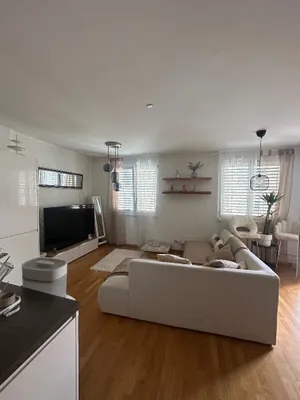 Lichtdurchflutete 2-Zimmer-Wohnung mit großzügiger Loggia – Bild 3