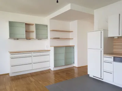 BEFRISTETE HAUPTMIETE: SEHR HELLE 2-ZIMMERWOHNUNG IM 4. LIFTSTOCK MIT HOFSEITIGER LOGGIA! – Bild 2