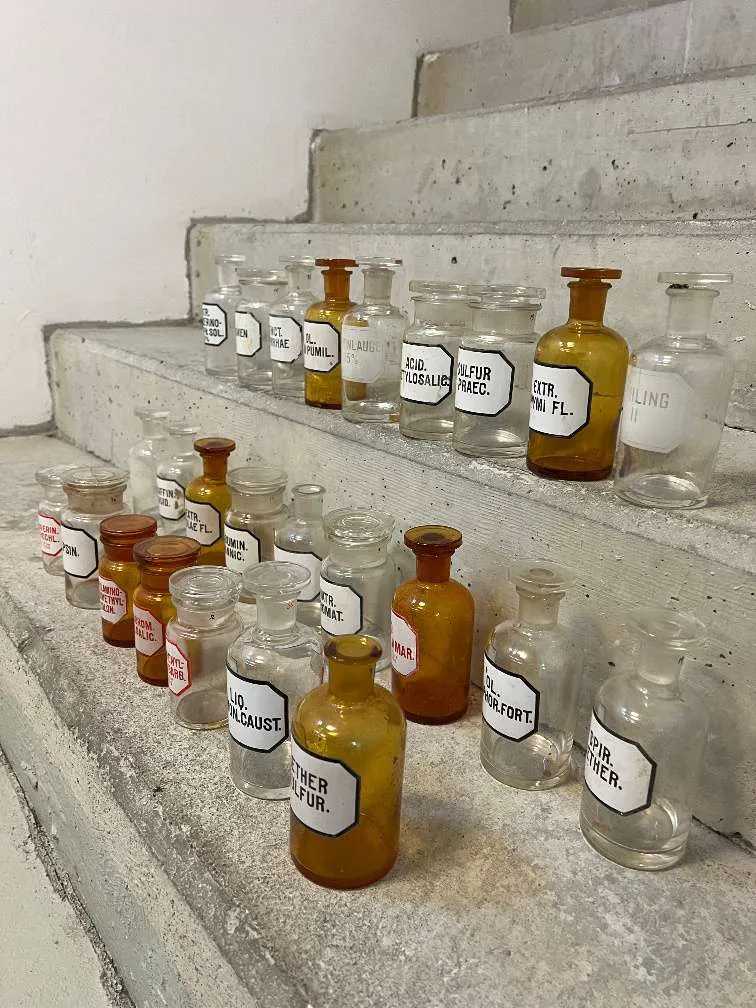 alte Apothekerflaschen Antike Medizin Apotheke Flaschen Chemie Labor Glasflaschen, € 200,- (8010 Graz)